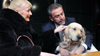 Zagreb, 100110
Izborno mjesto u Njegosevoj ulici.
Drugi krug predsjednickih izbora 2010. u kojem gradjani biraju izmedju Ive Josipovica i Milana Bandica.
Na slici: Vesna i Milan Bandic sa psom Rudijem u kaficu gdje su pocastili novinare nakon glasanja.
Fo