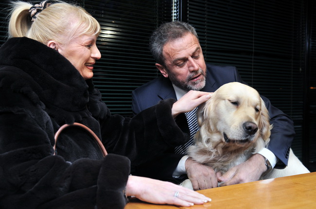 Zagreb, 100110
Izborno mjesto u Njegosevoj ulici.
Drugi krug predsjednickih izbora 2010. u kojem gradjani biraju izmedju Ive Josipovica i Milana Bandica.
Na slici: Vesna i Milan Bandic sa psom Rudijem u kaficu gdje su pocastili novinare nakon glasanja.
Fo