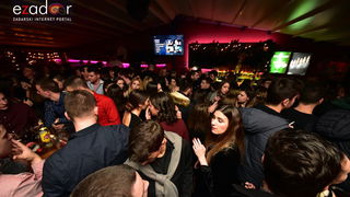 Tisuće Zadrana uživalo na krcatom Narodnom trgu i Tgu Petra Zoranića uz Tomislava Bralića i klapu Intrade Tisuće Zadrana uživalo na krcatom Narodnom trgu i Tgu Petra Zoranića uz Tomislava Bralića i klapu Intrade