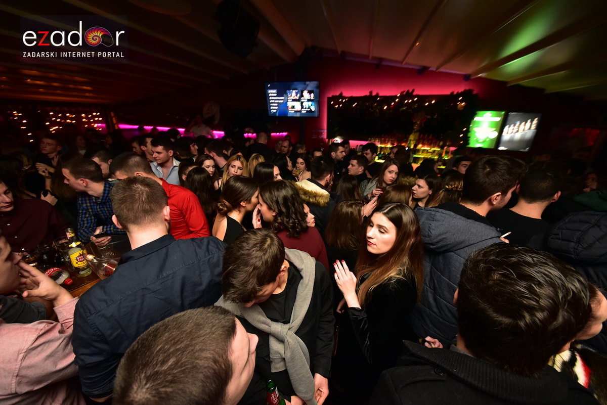 Tisuće Zadrana uživalo na krcatom Narodnom trgu i Tgu Petra Zoranića uz Tomislava Bralića i klapu Intrade Tisuće Zadrana uživalo na krcatom Narodnom trgu i Tgu Petra Zoranića uz Tomislava Bralića i klapu Intrade