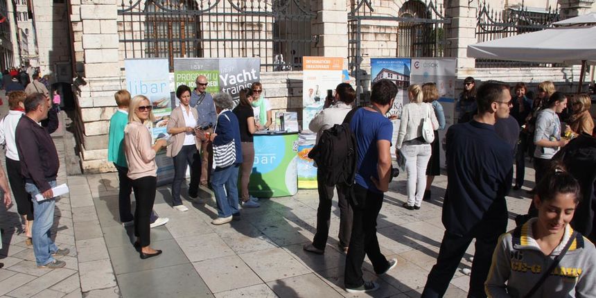 Sajam obrazovanja održan je na Narodnom trgu u organizaciji Pučkog otvorenog učilišta Erudio na kojem su se predstavili i partneri Poljoprivredna škola Stanko Ožanić, CISOK Zadar, Autoškola Zadar, POU Libar, POU Algebra, POU Zadar i dr. foto: Iva Perinči Sajam obrazovanja održan je na Narodnom trgu u organizaciji Pučkog otvorenog učilišta Erudio na kojem su se predstavili i partneri Poljoprivredna škola Stanko Ožanić, CISOK Zadar, Autoškola Zadar, POU Libar, POU Algebra, POU Zadar i dr. foto: Iva Perinči
