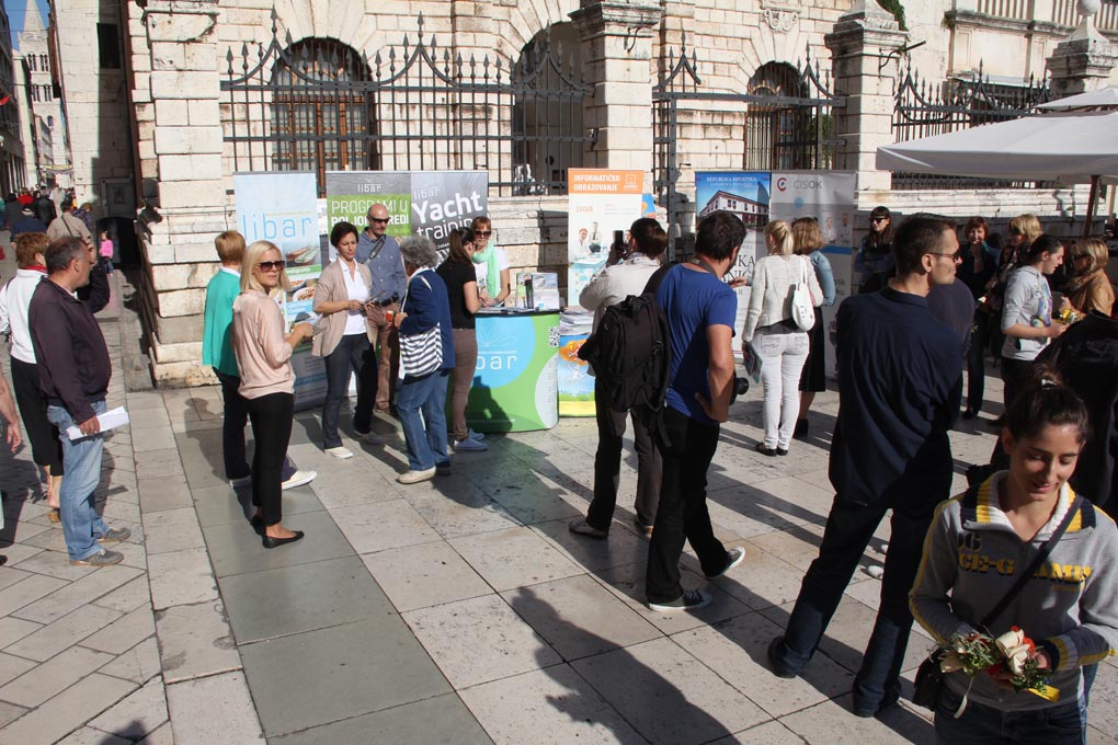 Sajam obrazovanja održan je na Narodnom trgu u organizaciji Pučkog otvorenog učilišta Erudio na kojem su se predstavili i partneri Poljoprivredna škola Stanko Ožanić, CISOK Zadar, Autoškola Zadar, POU Libar, POU Algebra, POU Zadar i dr. foto: Iva Perinči Sajam obrazovanja održan je na Narodnom trgu u organizaciji Pučkog otvorenog učilišta Erudio na kojem su se predstavili i partneri Poljoprivredna škola Stanko Ožanić, CISOK Zadar, Autoškola Zadar, POU Libar, POU Algebra, POU Zadar i dr. foto: Iva Perinči