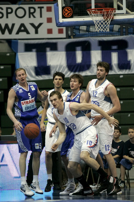 Zagreb, 050610.
KC Drazen Petrovic.
Trg Drazena Petrovica 3.
3. kosarkaska utakmica finala doigravanja izmedju Cibone i Zadra.
Na slici: detalj iz igre.
Foto: Goran Mehkek / CROPIX Zagreb, 050610.
KC Drazen Petrovic.
Trg Drazena Petrovica 3.
3. kosarkaska utakmica finala doigravanja izmedju Cibone i Zadra.
Na slici: detalj iz igre.
Foto: Goran Mehkek / CROPIX