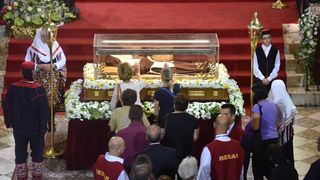 Velik broj vjernika sudjelovalo u procesiji u kojoj je nošeno tijelo Leopolda Bogdana Mandića od crkve Gospe od zdravlja do katedrale sv. Stošije Velik broj vjernika sudjelovalo u procesiji u kojoj je nošeno tijelo Leopolda Bogdana Mandića od crkve Gospe od zdravlja do katedrale sv. Stošije