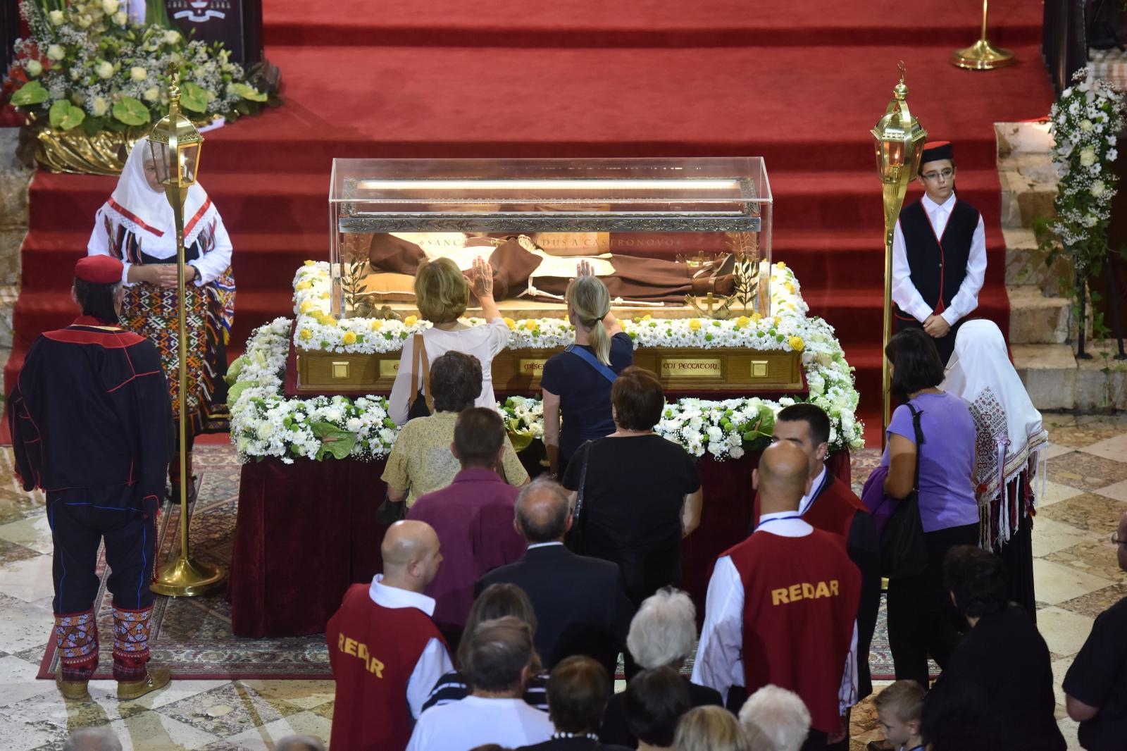 Velik broj vjernika sudjelovalo u procesiji u kojoj je nošeno tijelo Leopolda Bogdana Mandića od crkve Gospe od zdravlja do katedrale sv. Stošije Velik broj vjernika sudjelovalo u procesiji u kojoj je nošeno tijelo Leopolda Bogdana Mandića od crkve Gospe od zdravlja do katedrale sv. Stošije