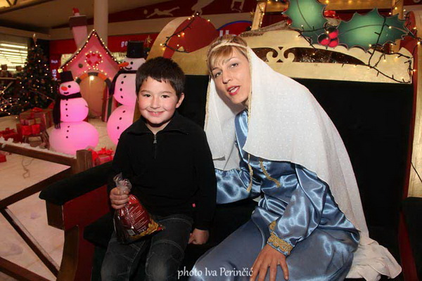 Sv. Luce razveselila mališane u Supernova centru, Foto: Iva Perinčić Sv. Luce razveselila mališane u Supernova centru, Foto: Iva Perinčić