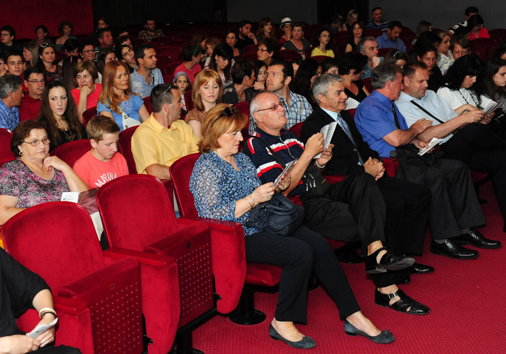 Zadar, 15.06.2013. snimio: Nenad Marčev
Gimnazija Vladimira Nazora Zadar i prijatelji
Andrew Lloyd Webber
Fantom u Operi
Redatelj Milena Dundov
Umjetnička voditeljica Iva Mustać Klarić
Nastupili učenici škole i prijatelji
Dvorana HNK Zadar Zadar, 15.06.2013. snimio: Nenad Marčev
Gimnazija Vladimira Nazora Zadar i prijatelji
Andrew Lloyd Webber
Fantom u Operi
Redatelj Milena Dundov
Umjetnička voditeljica Iva Mustać Klarić
Nastupili učenici škole i prijatelji
Dvorana HNK Zadar