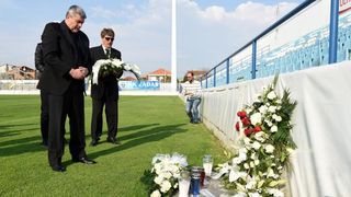 Na stadionu u Stanovima položeni vijenci i zapaljene svijeće za Hrvoja Ćustića Na stadionu u Stanovima položeni vijenci i zapaljene svijeće za Hrvoja Ćustića