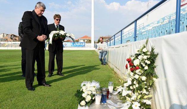 Na stadionu u Stanovima položeni vijenci i zapaljene svijeće za Hrvoja Ćustića