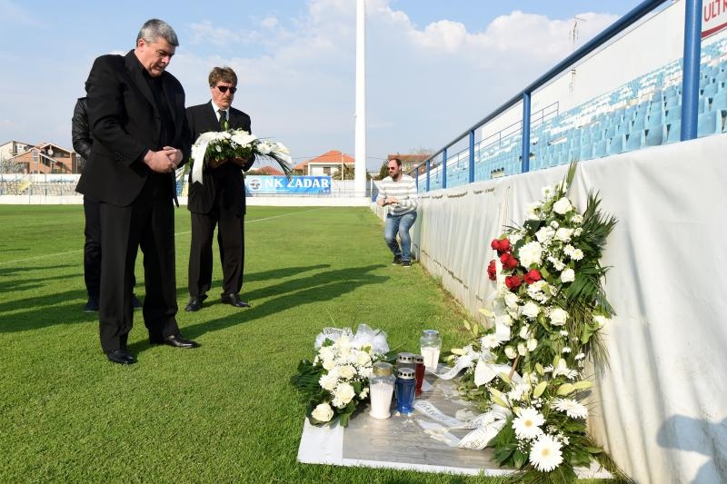 Na stadionu u Stanovima položeni vijenci i zapaljene svijeće za Hrvoja Ćustića Na stadionu u Stanovima položeni vijenci i zapaljene svijeće za Hrvoja Ćustića