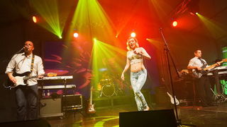 Jelena Rozga oduševila je brojnu publiku drugog dana Jarun Piknik Festivala. Nirvana kao i stari Jelenini hitovi rasplesali su tisuće posjetitelja na Otoku hrvatske mladeži