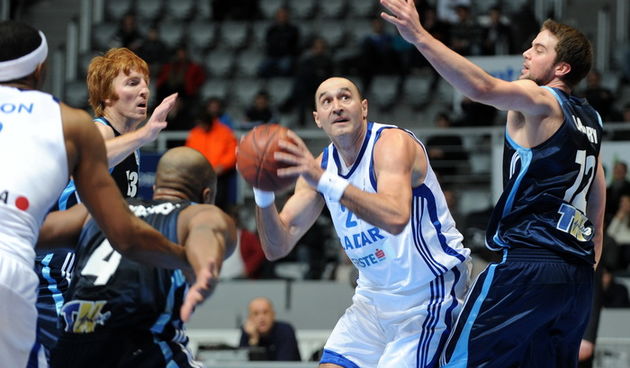 Zadar, 250111
Dvorana Kresimir Cosic,  drugo kolo drugog kruga Eurochalleng kupa. Zadar – Prostejov (ceska).
Na fotografiji : Jurica Zuza igrac Zadra u napadu.
Foto : Andrija Lucic / cropix