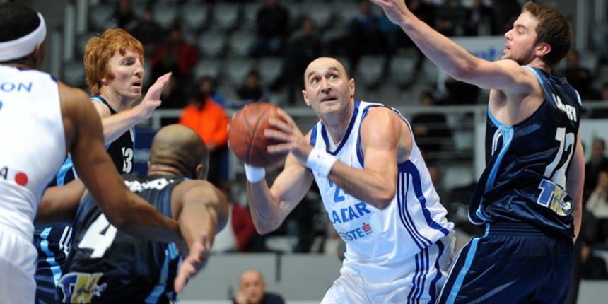 Zadar, 250111
Dvorana Kresimir Cosic, drugo kolo drugog kruga Eurochalleng kupa. Zadar – Prostejov (ceska).
Na fotografiji : Jurica Zuza igrac Zadra u napadu.
Foto : Andrija Lucic / cropix Zadar, 250111
Dvorana Kresimir Cosic, drugo kolo drugog kruga Eurochalleng kupa. Zadar – Prostejov (ceska).
Na fotografiji : Jurica Zuza igrac Zadra u napadu.
Foto : Andrija Lucic / cropix