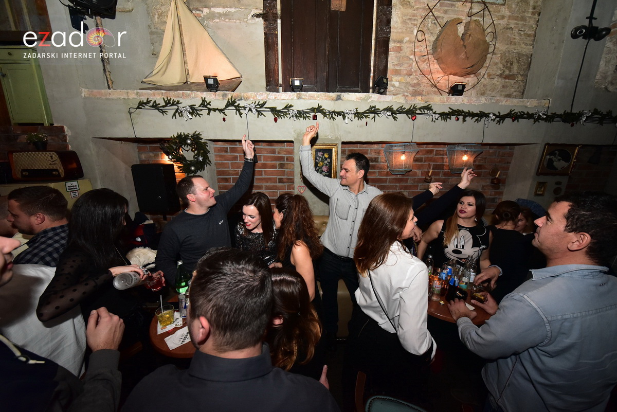 Tisuće Zadrana uživalo na krcatom Narodnom trgu i Tgu Petra Zoranića uz Tomislava Bralića i klapu Intrade Tisuće Zadrana uživalo na krcatom Narodnom trgu i Tgu Petra Zoranića uz Tomislava Bralića i klapu Intrade