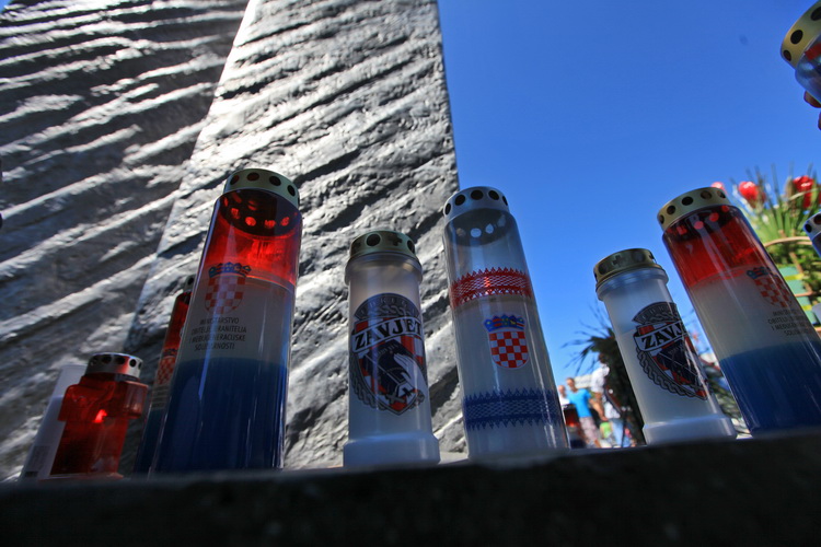 Knin, 050811
Nakon sluzbene ceremonije na kojoj je prisustvovao drzavni vrh obiljezavanje Oluje i Dana domovinske zahvalnosti se nastavilo kraj novog spomen obiljezja na glavnom trgu u Kninu.
Na slic: detalj sa trga.
Foto: Zvonimir Barisin / CROPIX Knin, 050811
Nakon sluzbene ceremonije na kojoj je prisustvovao drzavni vrh obiljezavanje Oluje i Dana domovinske zahvalnosti se nastavilo kraj novog spomen obiljezja na glavnom trgu u Kninu.
Na slic: detalj sa trga.
Foto: Zvonimir Barisin / CROPIX