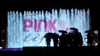 Zagreb: Fontane osvjetljene ružicastom bojom kao podrška oboljelima od rak. Photo: Igor Kralj/PIXSELL Zagreb: Fontane osvjetljene ružicastom bojom kao podrška oboljelima od rak. Photo: Igor Kralj/PIXSELL