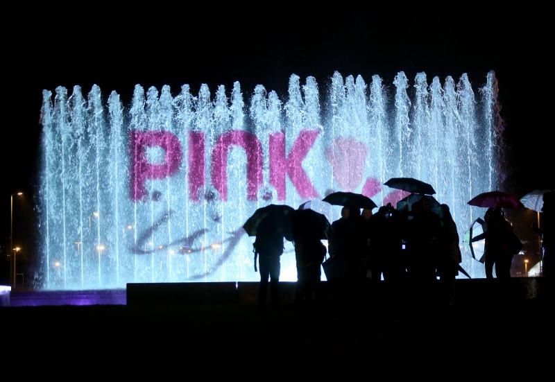 Zagreb: Fontane osvjetljene ružicastom bojom kao podrška oboljelima od rak. Photo: Igor Kralj/PIXSELL Zagreb: Fontane osvjetljene ružicastom bojom kao podrška oboljelima od rak. Photo: Igor Kralj/PIXSELL