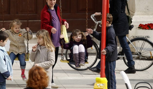 Zadar, 200310.
Mnogi Zadrani su cinjenicu da danas stize proljece saznali u jutarnjoj setnji  gradom kada su na Narodnom trgu vidjeli ljuljacku Radija 057, svojevresni zadarski vjesnik proljeca.
Foto: Jure Miskovic / CROPIX