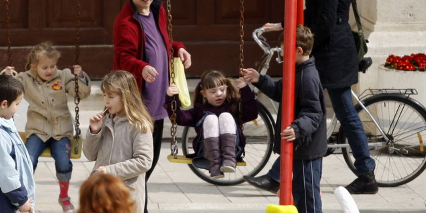 Zadar, 200310.
Mnogi Zadrani su cinjenicu da danas stize proljece saznali u jutarnjoj setnji gradom kada su na Narodnom trgu vidjeli ljuljacku Radija 057, svojevresni zadarski vjesnik proljeca.
Foto: Jure Miskovic / CROPIX Zadar, 200310.
Mnogi Zadrani su cinjenicu da danas stize proljece saznali u jutarnjoj setnji gradom kada su na Narodnom trgu vidjeli ljuljacku Radija 057, svojevresni zadarski vjesnik proljeca.
Foto: Jure Miskovic / CROPIX