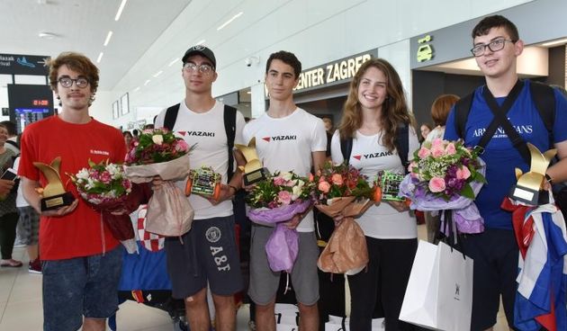 U Zracnoj luci Franjo Tudjman organiziran je docek juniorske hrvatske roboticke reprezentacije koja je na natjecanju RoboCup 2017. u Japanu osvojila tri zlatne medalje.