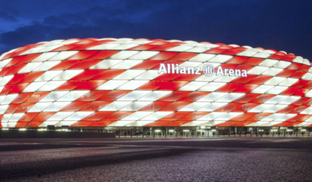 Allianz Arena zasjala u crveno-bijelim kvadratićima, foto: mediaservis