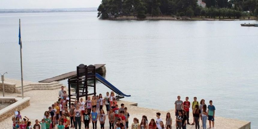 Preko: Plava zastava deseti put zaredom podignuta na plaži Jaz, foto: nasiskolji.hr