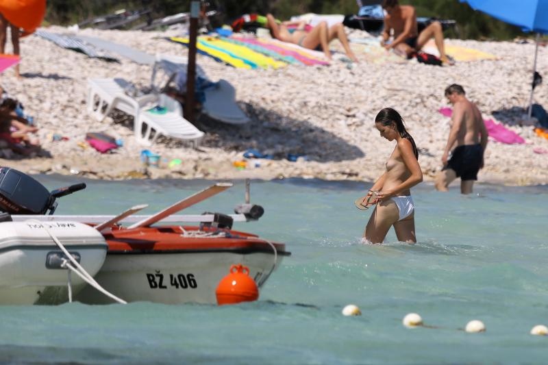 Ljetni dana na dugootočkoj plaži Sakarun, biseru Mediterana s prekrasnim tirkiznim morem, Foto: Filip Brala/PIXSELL Ljetni dana na dugootočkoj plaži Sakarun, biseru Mediterana s prekrasnim tirkiznim morem, Foto: Filip Brala/PIXSELL