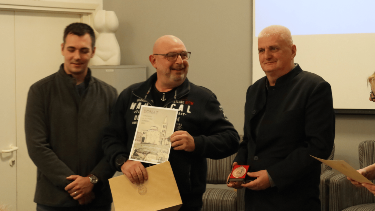 Dodjela nagrada Goran Bujić – Književnici novinari i Donat 2025 održana je u MMD Gradske knjižnice Zadar, u svečanoj atmosferi koja je okupila književnike, kulturne djelatnike i ljubitelje umjetnosti.