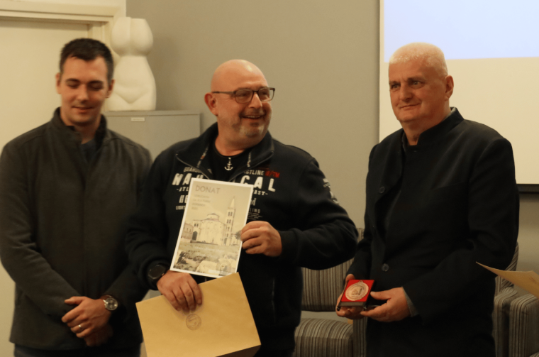 Dodjela nagrada Goran Bujić – Književnici novinari i Donat 2025 održana je u MMD Gradske knjižnice Zadar, u svečanoj atmosferi koja je okupila književnike, kulturne djelatnike i ljubitelje umjetnosti.