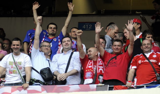 Madrid, 220510.
Stadion Santiago Bernabeu.
Finalna nogometna utakmica Lige Prvaka izmedju Bayerna iz Munchena i Intera iz Milana.
Na slici: hrvatski navijaci koji bodre Ivicu Olica.
Foto: Drago Sopta / CROPIX