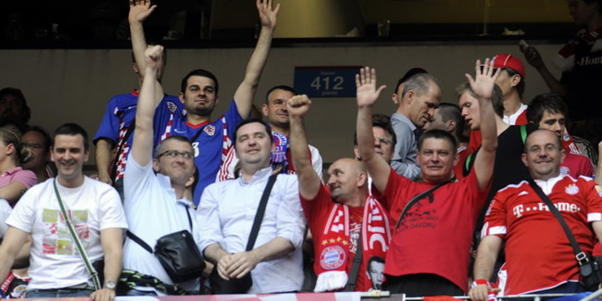 Madrid, 220510.
Stadion Santiago Bernabeu.
Finalna nogometna utakmica Lige Prvaka izmedju Bayerna iz Munchena i Intera iz Milana.
Na slici: hrvatski navijaci koji bodre Ivicu Olica.
Foto: Drago Sopta / CROPIX