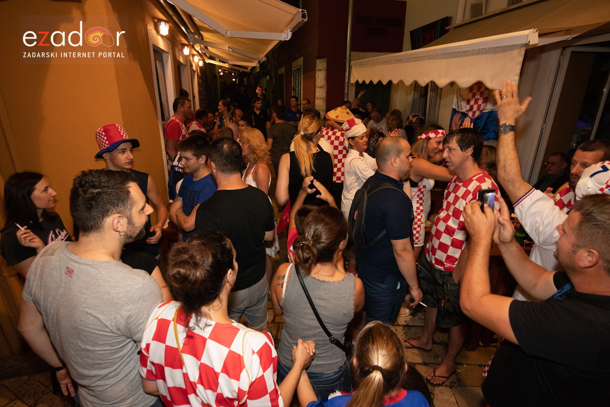 Čudesna noć: Velika fešta ulicama Zadra nakon plasmana Vatrenih u finale SP Čudesna noć: Velika fešta ulicama Zadra nakon plasmana Vatrenih u finale SP