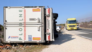 Zadar, 240211.
Jaka bura koja puse na Zadarskom podrucju prevrnula je kamion kod Obrovca. Maslenicki most je zatvoren za sav promet.
Foto: Andrija Lucic / Cropix Zadar, 240211.
Jaka bura koja puse na Zadarskom podrucju prevrnula je kamion kod Obrovca. Maslenicki most je zatvoren za sav promet.
Foto: Andrija Lucic / Cropix