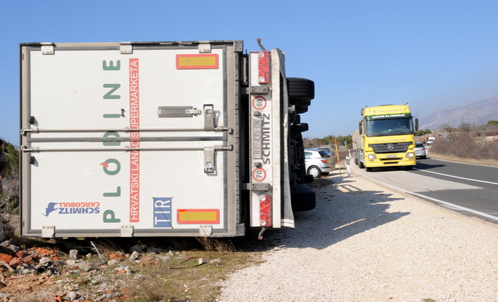Zadar, 240211.
Jaka bura koja puse na Zadarskom podrucju prevrnula je kamion kod Obrovca. Maslenicki most je zatvoren za sav promet.
Foto: Andrija Lucic / Cropix Zadar, 240211.
Jaka bura koja puse na Zadarskom podrucju prevrnula je kamion kod Obrovca. Maslenicki most je zatvoren za sav promet.
Foto: Andrija Lucic / Cropix