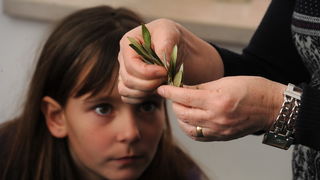 Zadar, 190313.
U prostoru gradske straze organizirana je radionica izrade maslinovih grancica za osnovnoskolce.
Na fotografiji: detalj s radionice.
Foto: Luka Gerlanc / CROPIX Zadar, 190313.
U prostoru gradske straze organizirana je radionica izrade maslinovih grancica za osnovnoskolce.
Na fotografiji: detalj s radionice.
Foto: Luka Gerlanc / CROPIX