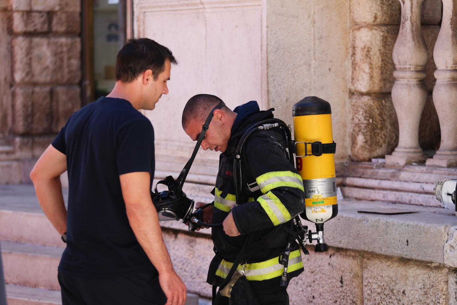 Veliki požar izbio u zgradi na Narodnom trgu Veliki požar izbio u zgradi na Narodnom trgu
