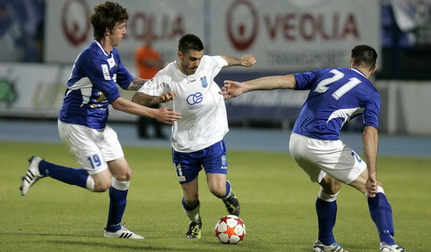 Osijek, 120512.
Stadion Gradski vrt Osijek.
Nogometna utakmica posljednjeg, 30. kola 1.HNL izmedju NK Osijek i NK Zadar. 
Na slici: Anton Maglica (Os,11) i Igor Prahic (Zad).
Foto: Vlado Kos / CROPIX
