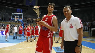 Zadar, 220810
Dvorana Kresimira Cosica.
Trece kolo Svjetskog kupa, kosarkaska utakmica izmedju reprezentacija Hrvatska i Rusija.
Na slici: Igrac Hrvatske Marko Tomas sa peharom za drugo mjesto.
Foto: Jure Miskovic / CROPIX Zadar, 220810
Dvorana Kresimira Cosica.
Trece kolo Svjetskog kupa, kosarkaska utakmica izmedju reprezentacija Hrvatska i Rusija.
Na slici: Igrac Hrvatske Marko Tomas sa peharom za drugo mjesto.
Foto: Jure Miskovic / CROPIX