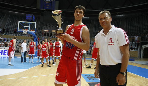 Zadar, 220810
Dvorana Kresimira Cosica.
Trece kolo Svjetskog kupa, kosarkaska utakmica izmedju reprezentacija Hrvatska i Rusija.
Na slici: Igrac Hrvatske Marko Tomas sa peharom za drugo mjesto.
Foto: Jure Miskovic / CROPIX