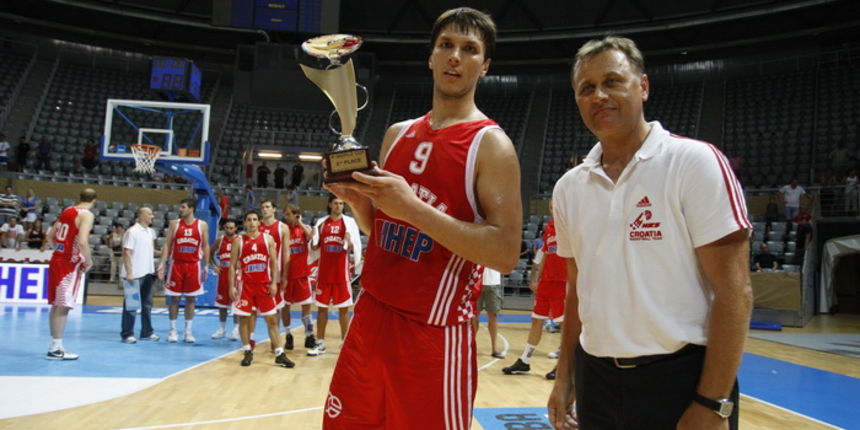 Zadar, 220810
Dvorana Kresimira Cosica.
Trece kolo Svjetskog kupa, kosarkaska utakmica izmedju reprezentacija Hrvatska i Rusija.
Na slici: Igrac Hrvatske Marko Tomas sa peharom za drugo mjesto.
Foto: Jure Miskovic / CROPIX
