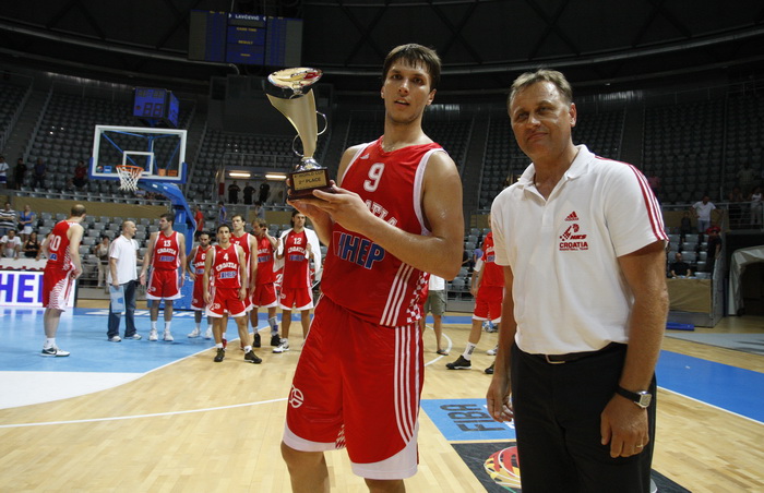 Zadar, 220810
Dvorana Kresimira Cosica.
Trece kolo Svjetskog kupa, kosarkaska utakmica izmedju reprezentacija Hrvatska i Rusija.
Na slici: Igrac Hrvatske Marko Tomas sa peharom za drugo mjesto.
Foto: Jure Miskovic / CROPIX Zadar, 220810
Dvorana Kresimira Cosica.
Trece kolo Svjetskog kupa, kosarkaska utakmica izmedju reprezentacija Hrvatska i Rusija.
Na slici: Igrac Hrvatske Marko Tomas sa peharom za drugo mjesto.
Foto: Jure Miskovic / CROPIX