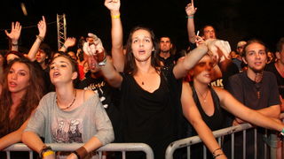 Zadar, 230612.
Drugu vecer 2.JUMF festivala koji se odrzava u Zadru na Kapetanskom, nastupili su Goran Bare i Majke. U nastupu vinkovacke grupe uzivala je mnogobrojna publika.
Foto: Andrija Lucic / CROPIX