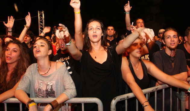 Zadar, 230612.
Drugu vecer 2.JUMF festivala koji se odrzava u Zadru na Kapetanskom, nastupili su Goran Bare i Majke. U nastupu vinkovacke grupe uzivala je mnogobrojna publika.
Foto: Andrija Lucic / CROPIX