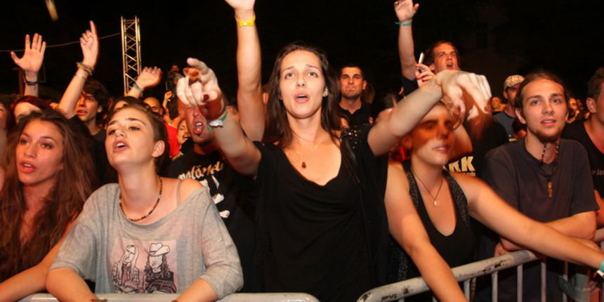 Zadar, 230612.
Drugu vecer 2.JUMF festivala koji se odrzava u Zadru na Kapetanskom, nastupili su Goran Bare i Majke. U nastupu vinkovacke grupe uzivala je mnogobrojna publika.
Foto: Andrija Lucic / CROPIX Zadar, 230612.
Drugu vecer 2.JUMF festivala koji se odrzava u Zadru na Kapetanskom, nastupili su Goran Bare i Majke. U nastupu vinkovacke grupe uzivala je mnogobrojna publika.
Foto: Andrija Lucic / CROPIX