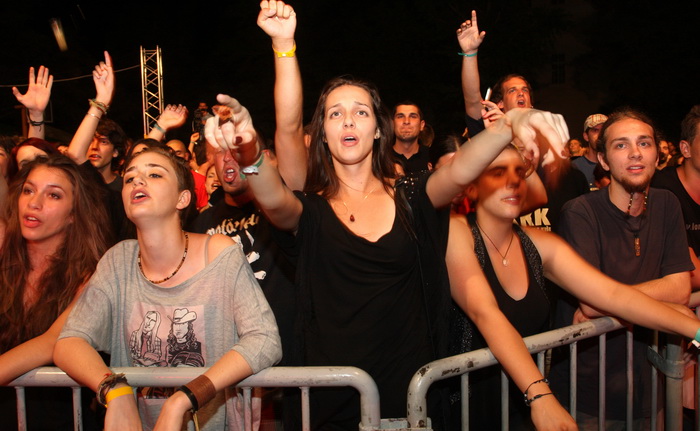 Zadar, 230612.
Drugu vecer 2.JUMF festivala koji se odrzava u Zadru na Kapetanskom, nastupili su Goran Bare i Majke. U nastupu vinkovacke grupe uzivala je mnogobrojna publika.
Foto: Andrija Lucic / CROPIX