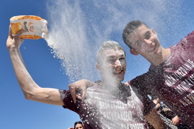 Ludijada zadarskih maturanata uz pjesmu i kupanje na Morskim orguljama. Foto: Dino Stanin/PIXSELL Ludijada zadarskih maturanata uz pjesmu i kupanje na Morskim orguljama. Foto: Dino Stanin/PIXSELL