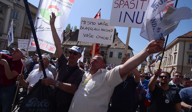 Zagreb, 250413.
Markov trg
Tri sindikata i udruge branitelja Ine prosvjeduju  na Markovu trgu u Zagrebu protiv prodaje vlasnickih udjela Ine i traze njezino ocuvanje kao vertikalno integrirane naftne kompanije.
Foto: Goran Mehkek / CROPIX