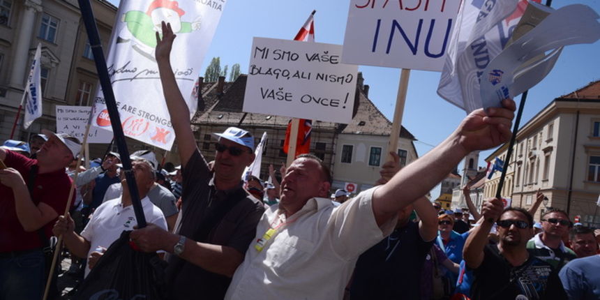 Zagreb, 250413.
Markov trg
Tri sindikata i udruge branitelja Ine prosvjeduju na Markovu trgu u Zagrebu protiv prodaje vlasnickih udjela Ine i traze njezino ocuvanje kao vertikalno integrirane naftne kompanije.
Foto: Goran Mehkek / CROPIX Zagreb, 250413.
Markov trg
Tri sindikata i udruge branitelja Ine prosvjeduju na Markovu trgu u Zagrebu protiv prodaje vlasnickih udjela Ine i traze njezino ocuvanje kao vertikalno integrirane naftne kompanije.
Foto: Goran Mehkek / CROPIX