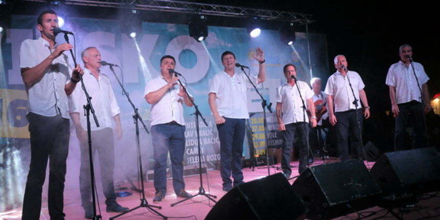 Virsko ljeto 2016: Tomislav Bralić i klapa Intrade oduševili 12 tisuća obožavatelja na virskoj rivi Virsko ljeto 2016: Tomislav Bralić i klapa Intrade oduševili 12 tisuća obožavatelja na virskoj rivi
