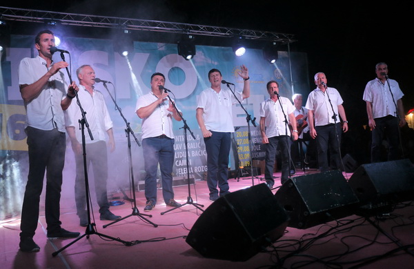 Virsko ljeto 2016: Tomislav Bralić i klapa Intrade oduševili 12 tisuća obožavatelja na virskoj rivi Virsko ljeto 2016: Tomislav Bralić i klapa Intrade oduševili 12 tisuća obožavatelja na virskoj rivi